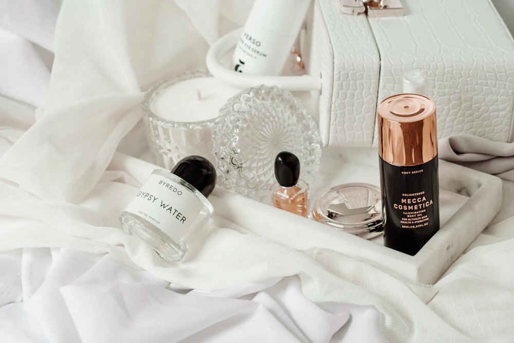 흰 천 위의 화장품 병